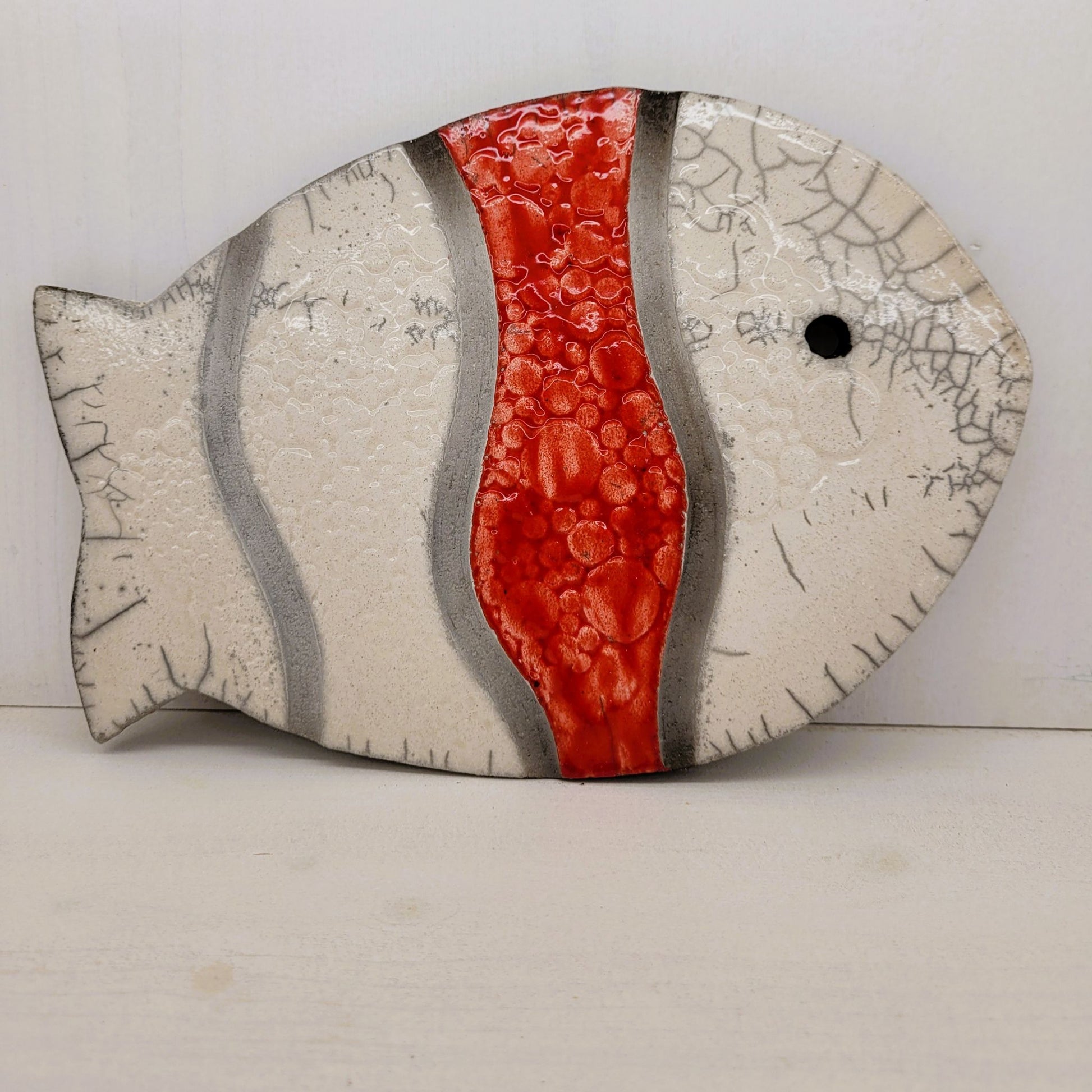 Le_Grenier_du_Marais-Dessous_de_plat_poisson_rouge_raku