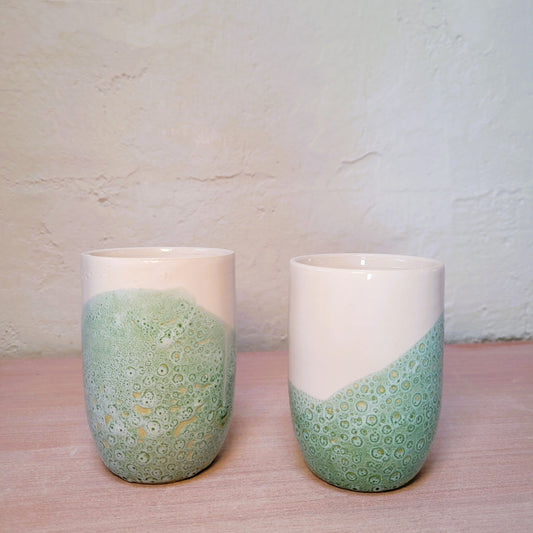 Lot de 2 Mugs en Faïence Blanc et Vert d'Eau : L'Élégance Artisanale