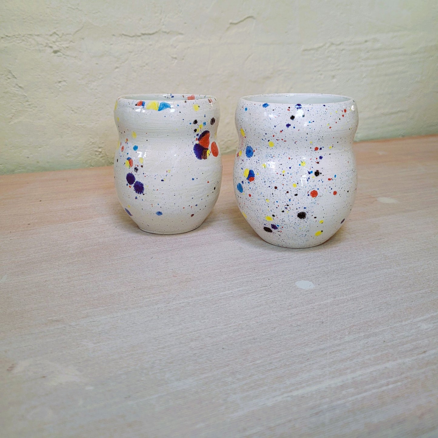 Lot de 2 Mugs Vagues Confettis Multicolore : L'Art du Café Festif