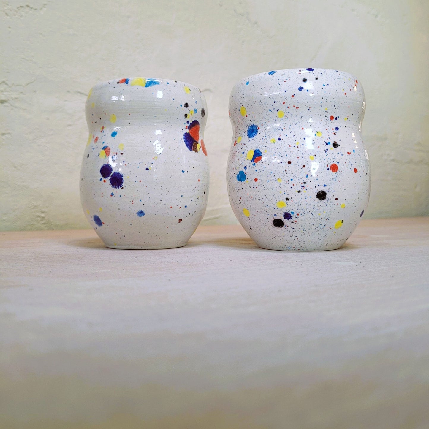 Lot de 2 Mugs Vagues Confettis Multicolore : L'Art du Café Festif