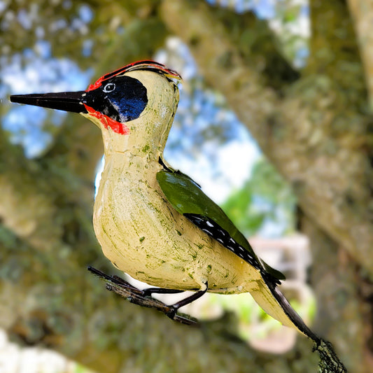 Pic-vert en Métal Recyclé Coloré : Une Touche de Nature sur vos Arbres