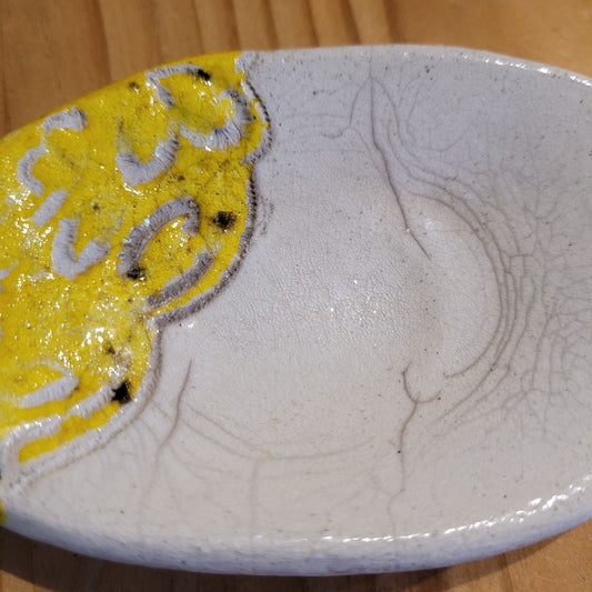 Porte-Savon en Céramique Raku – Empreintes de Dentelle Jaune