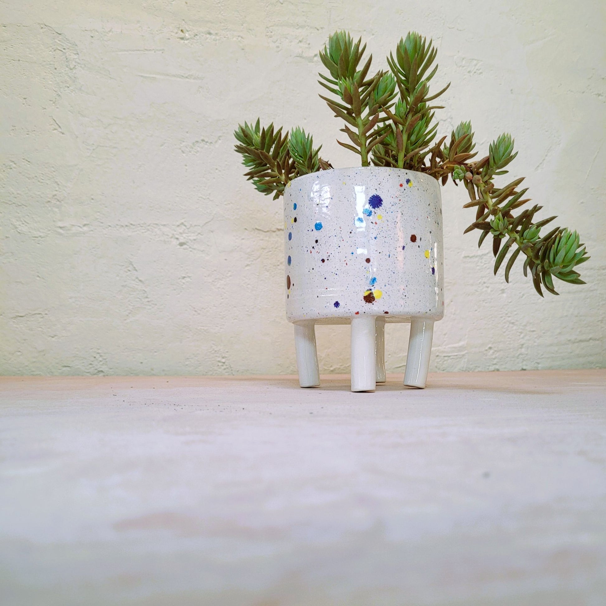 Le_Grenier_du_Marais-Pot sur pattes_faience_confettis_artisanal