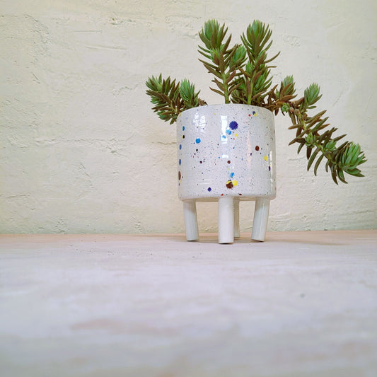Le_Grenier_du_Marais-Pot sur pattes_faience_confettis_artisanal