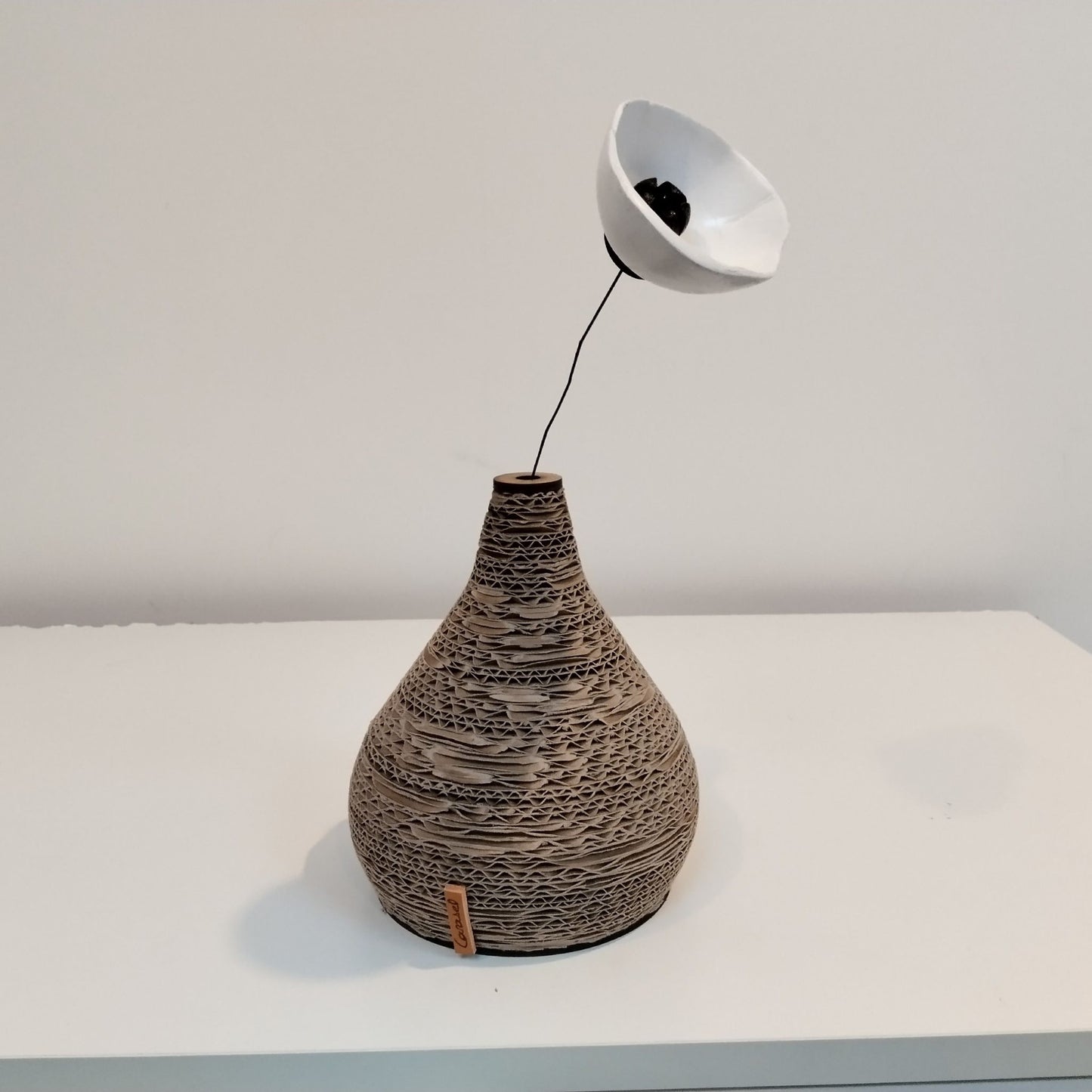 Vase évasé en carton recyclé contrecollé et fleurs – 3 tailles disponibles
