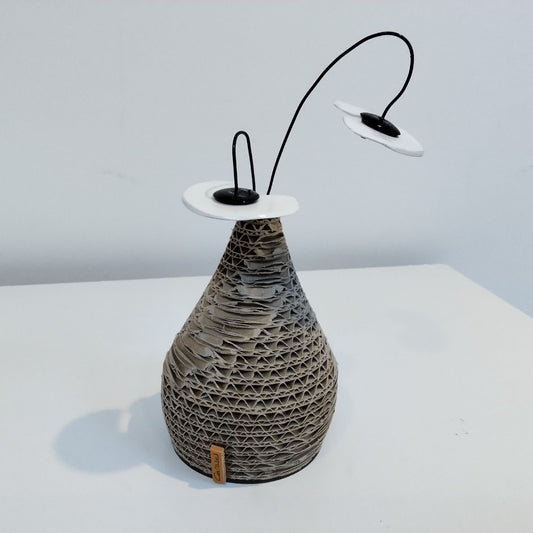 Vase évasé en carton recyclé contrecollé et fleurs – 3 tailles disponibles