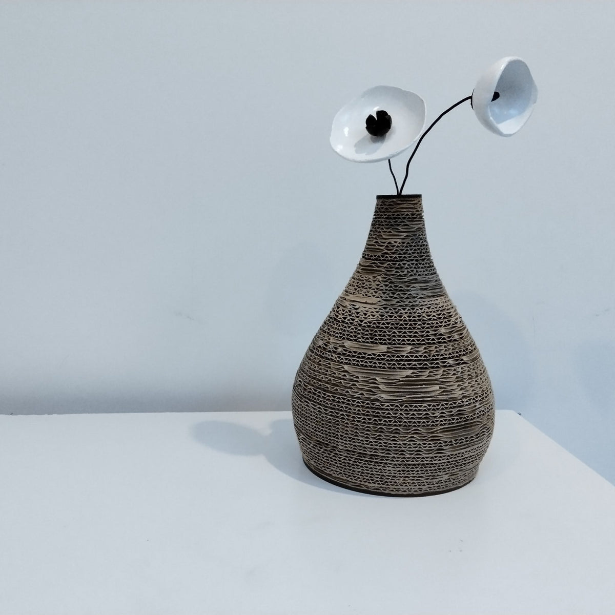 Vase évasé en carton recyclé contrecollé et fleurs – 3 tailles disponibles