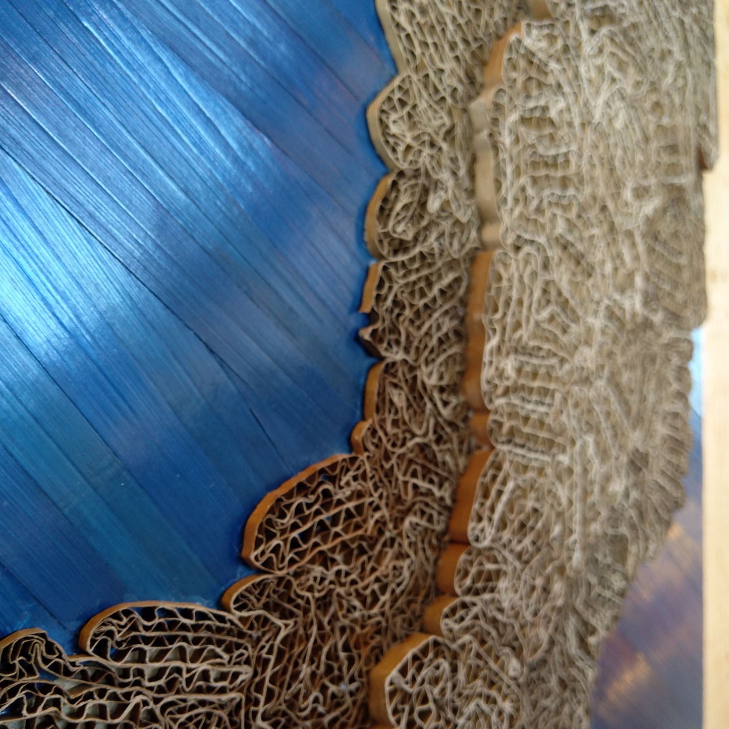 Tableau d’art en marqueterie de paille et dentelle de carton – Bleu Roi