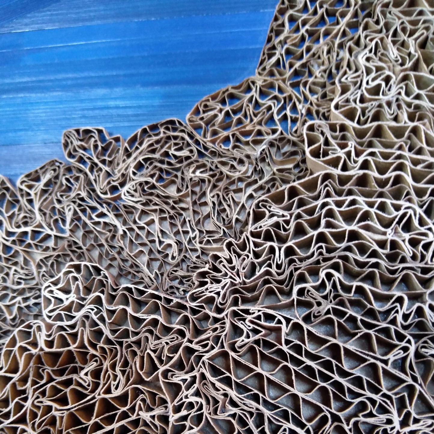 Tableau d’art en marqueterie de paille et dentelle de carton – Bleu Roi