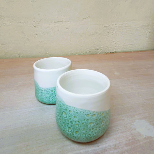 Lot de 2 Tasses Faïence Blanc et Vert d’Eau : L’Artisanat Pur