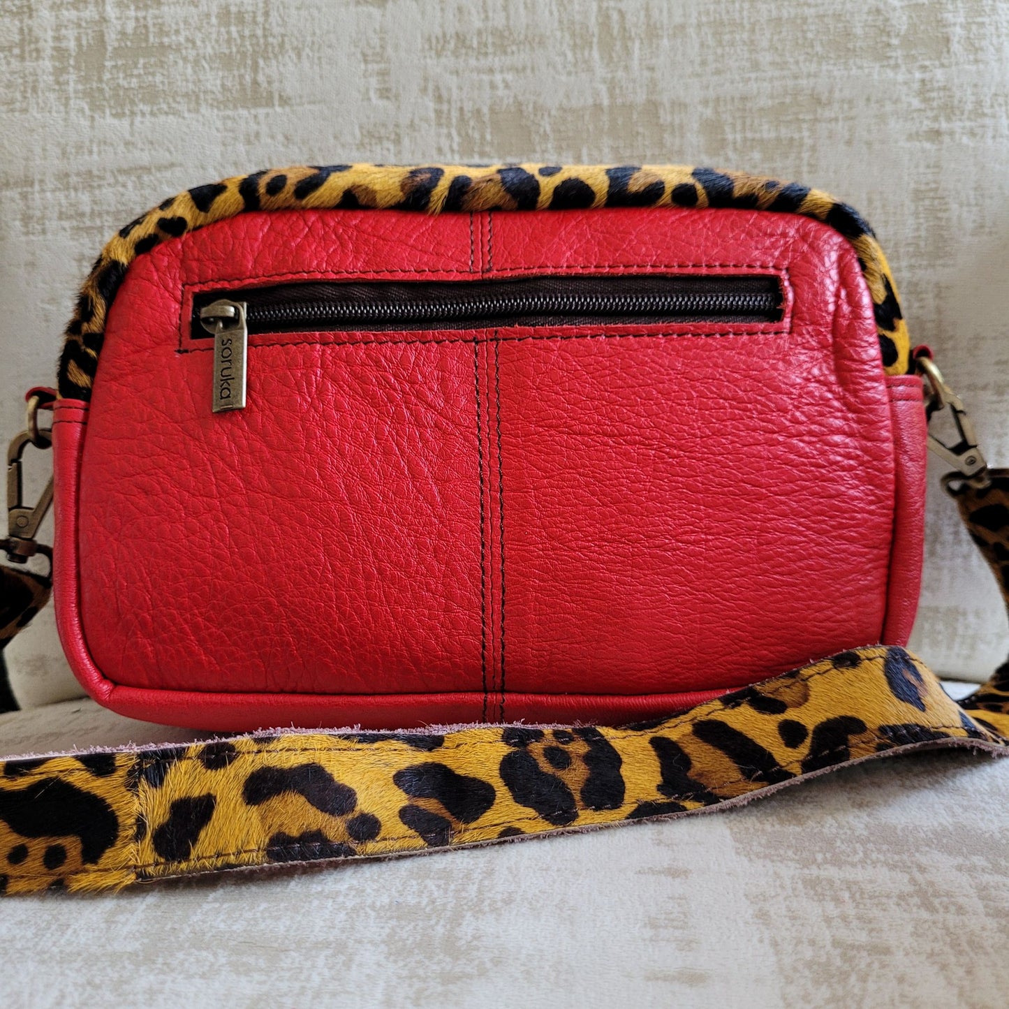 Sac Bandoulière Dora Soruka : Peau Imprimée Panthère & Cuir Rouge Intense