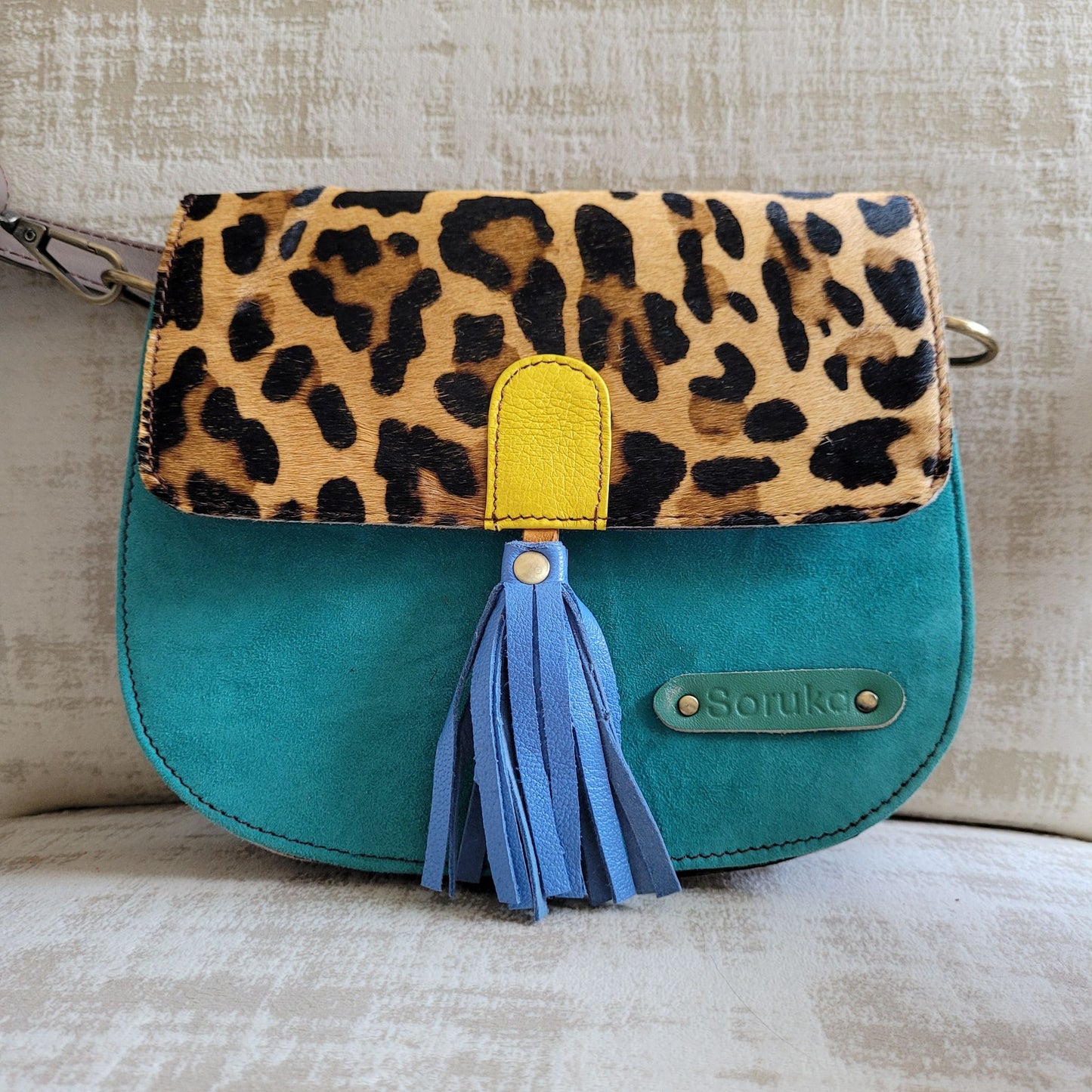 Sac Lena Soruka en Croûte de Cuir : Imprimé animalier, Pompon Coloré & Multi-Soufflets