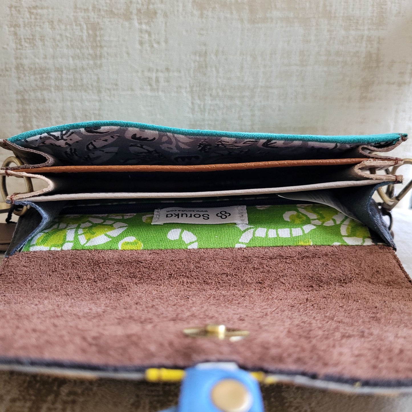 Sac Lena Soruka en Croûte de Cuir : Imprimé animalier, Pompon Coloré & Multi-Soufflets