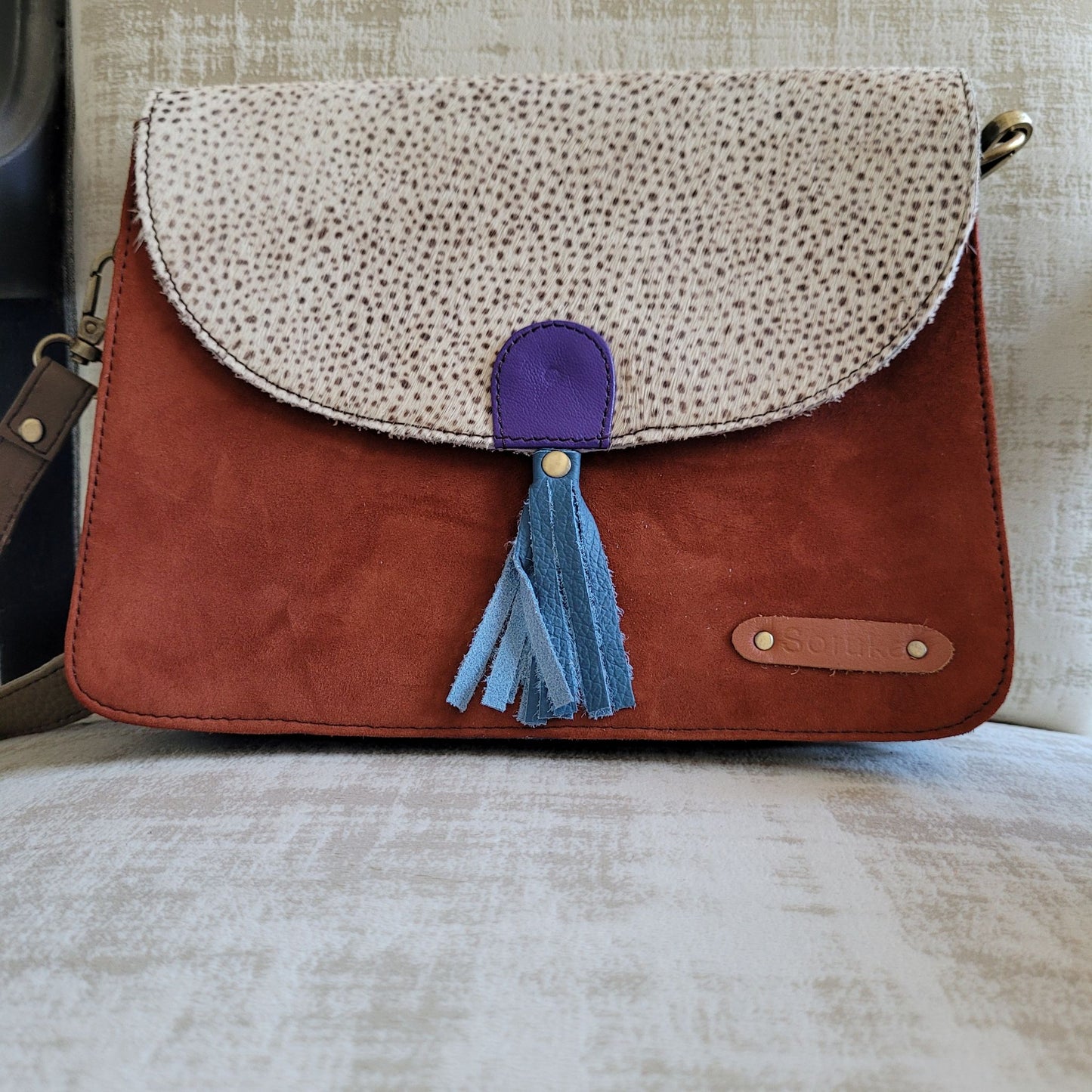 Sac à main Olivia Soruka : Le charme bohème en suédine upcyclée