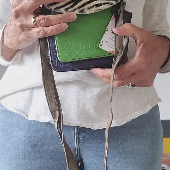 Le Grenier du Marais-Pochette Aiko vert zèbre