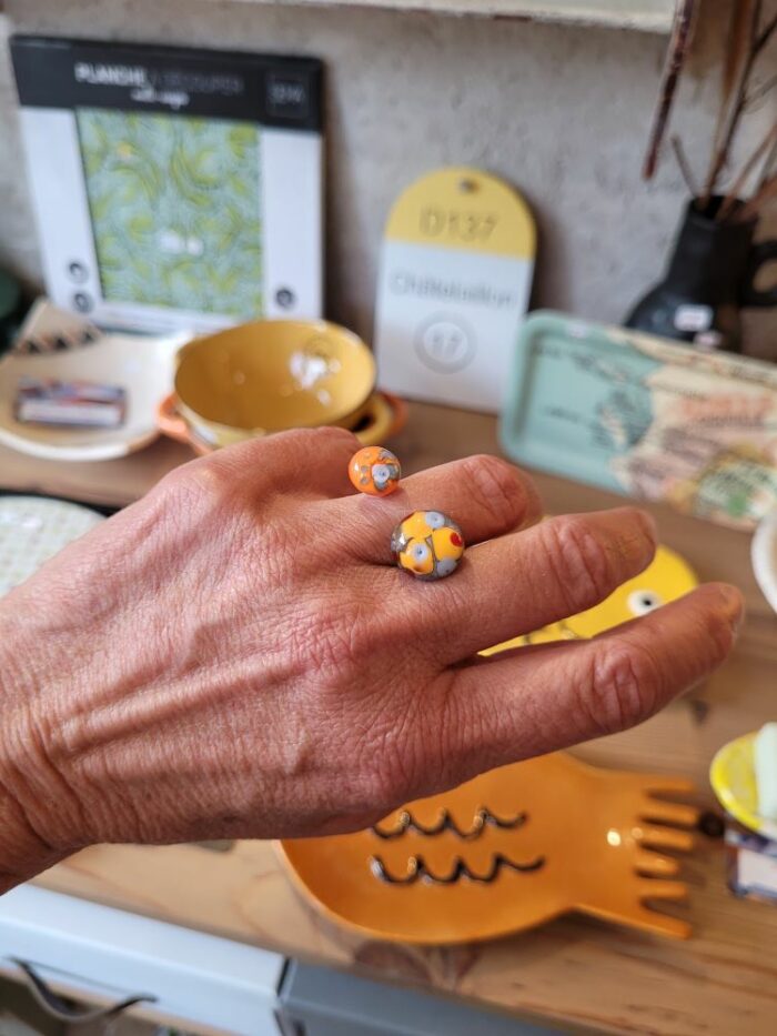 Le Grenier du Marais-Bague verre filé orange portée-Châtelaillon-Plage