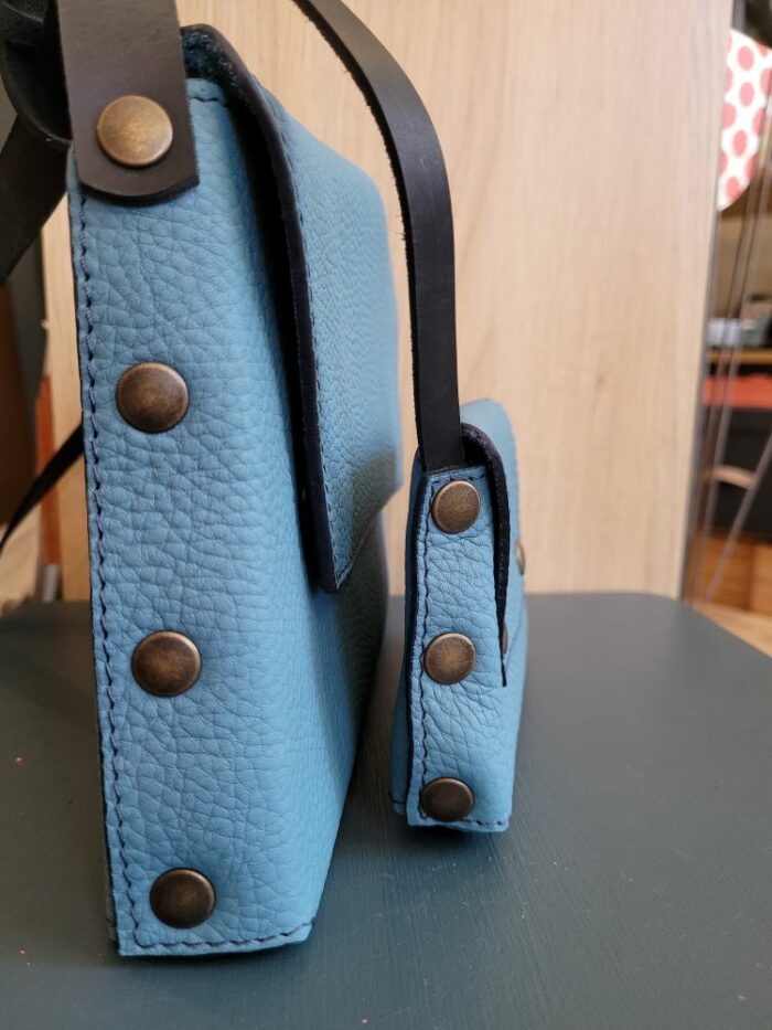 Le Grenier du Marais-Sac cuir biwe pochette turquoise profil-Châtelaillon-Plage