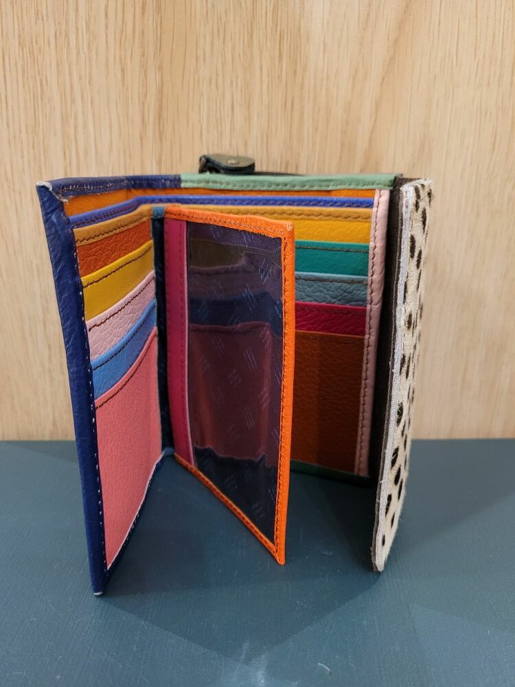 Portefeuille en cuir RINGS bleu et imprimé animal - Organisation colorée et durabilité artisanale – Image 2