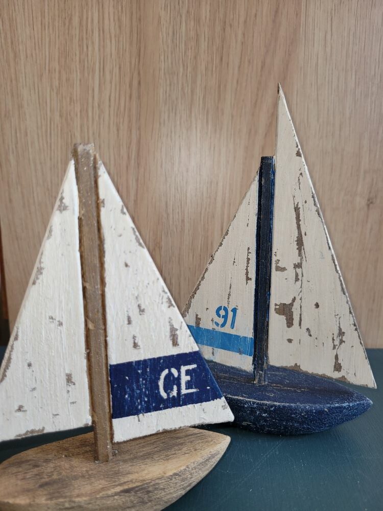 Petit voilier décoratif en bois naturel et turquoise : charme ancien et ambiance bord de mer – Image 2