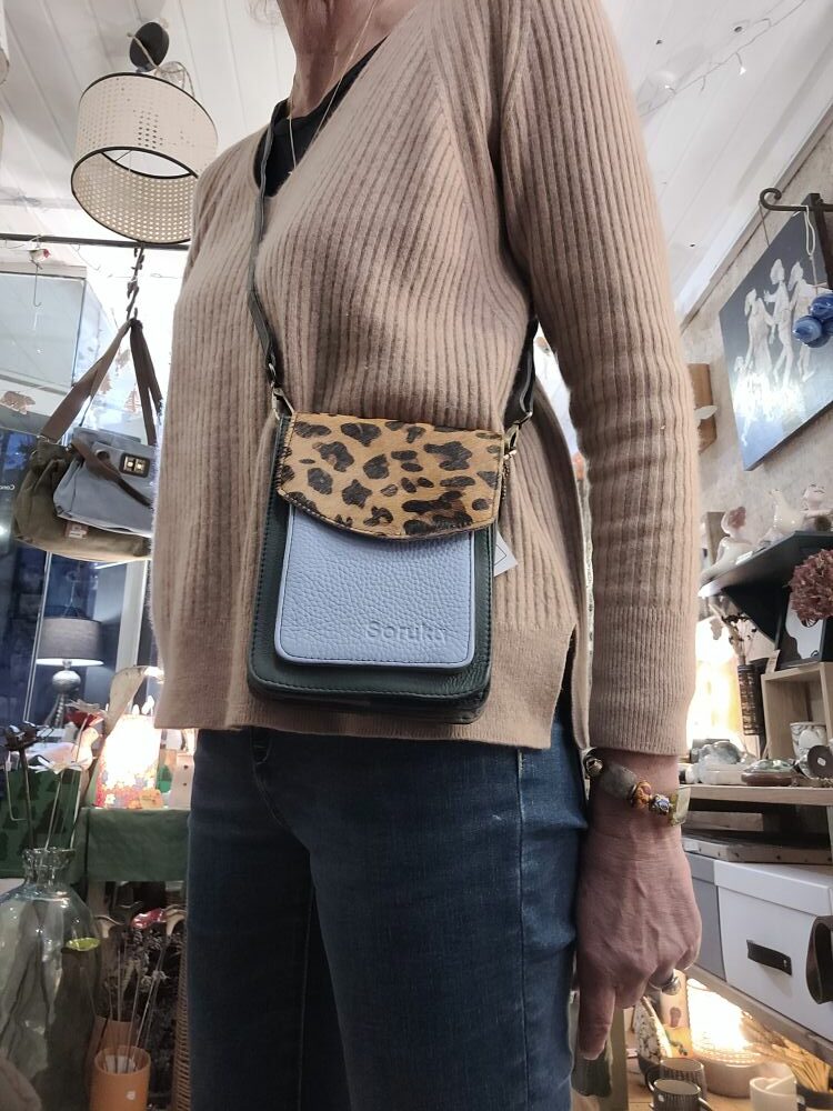 Pochette Éthique en Cuir Upcyclé Aiko Soruka bleu kaki et panthère : L'Élégance Sauvage et Responsable – Image 4