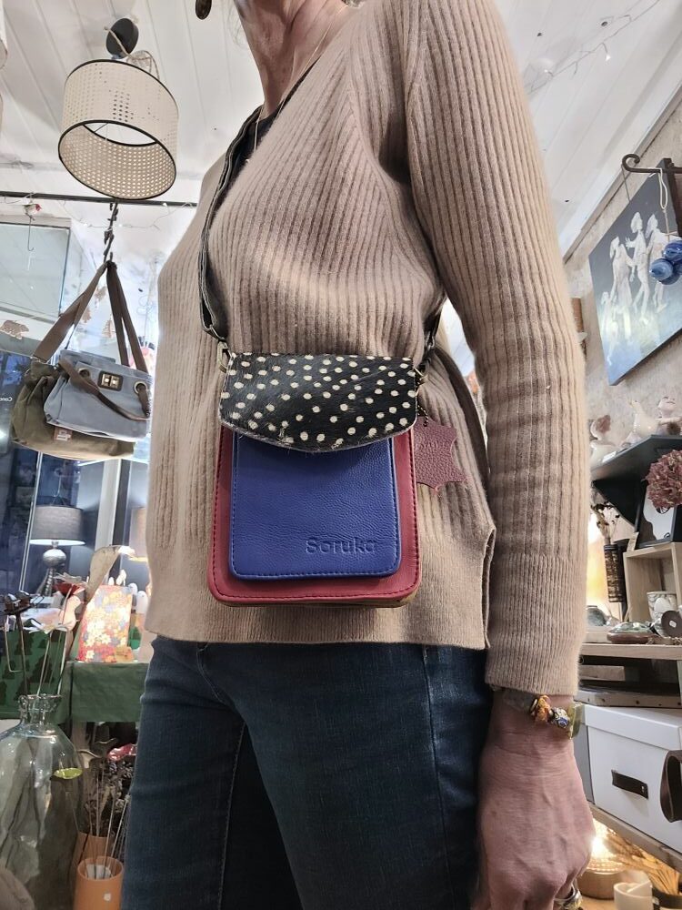 Pochette Éthique en Cuir Upcyclé Aiko Soruka bleu rouge et pois : L'Élégance Sauvage et Responsable – Image 4