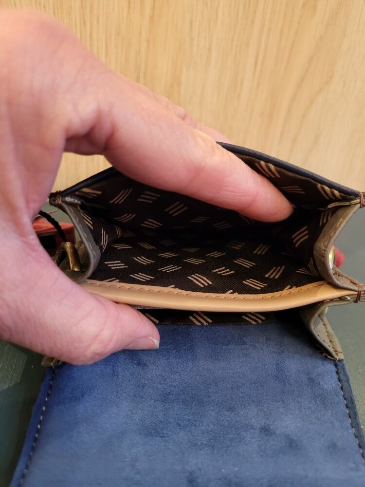 Pochette Téléphone GIA bleu marine SORUKA : L'Élégance Éthique au Quotidien – Image 3