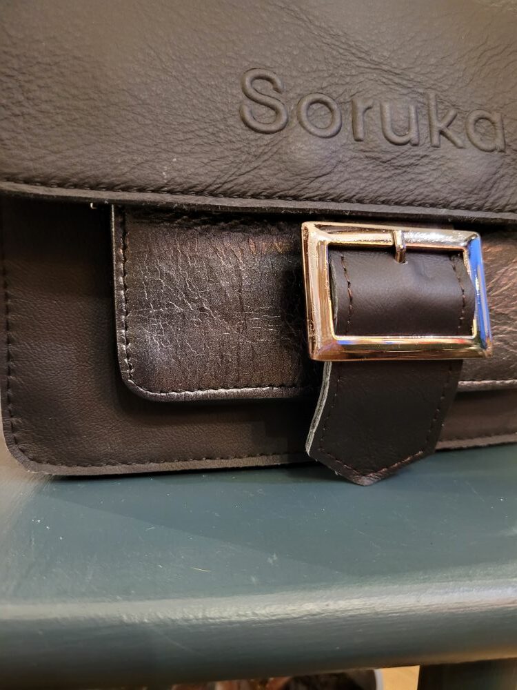 Sac en Cuir Eleanor Soruka Noir & Gris Pailleté : L'Élégance Éco-Responsable – Image 3