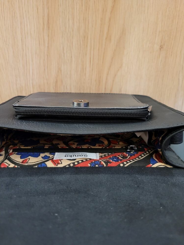 Sac en Cuir Eleanor Soruka Noir & Gris Pailleté : L'Élégance Éco-Responsable – Image 4