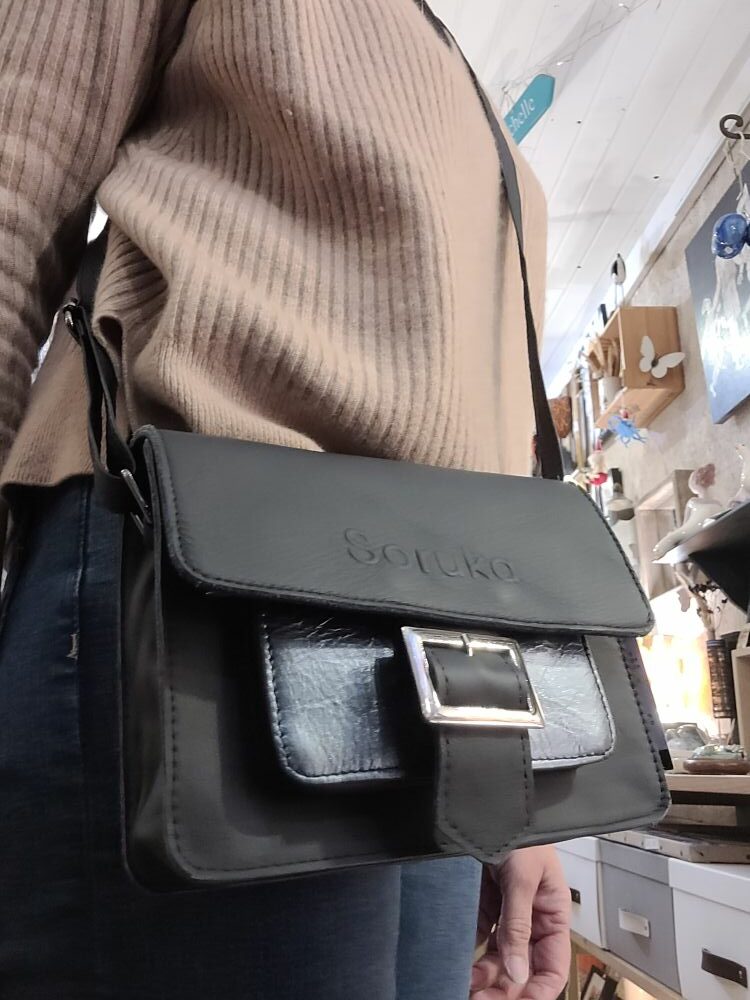 Sac en Cuir Eleanor Soruka Noir & Gris Pailleté : L'Élégance Éco-Responsable – Image 5