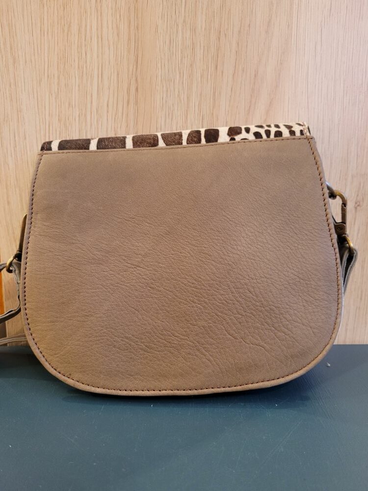 Sac Lena Soruka en Croûte de Cuir violet : Imprimé Girafe, Pompon Coloré & Multi-Soufflets – Image 2