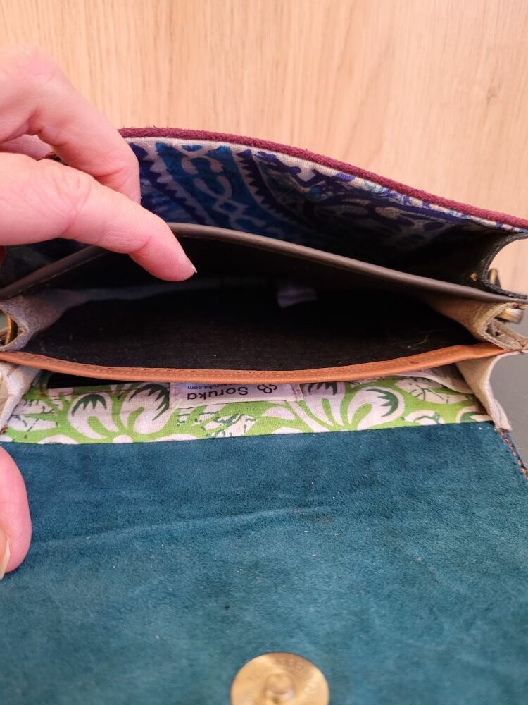 Sac Lena Soruka en Croûte de Cuir violet : Imprimé Girafe, Pompon Coloré & Multi-Soufflets – Image 3