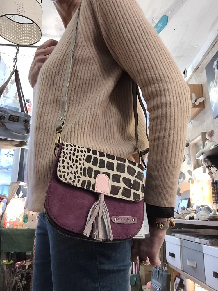 Sac Lena Soruka en Croûte de Cuir violet : Imprimé Girafe, Pompon Coloré & Multi-Soufflets – Image 4