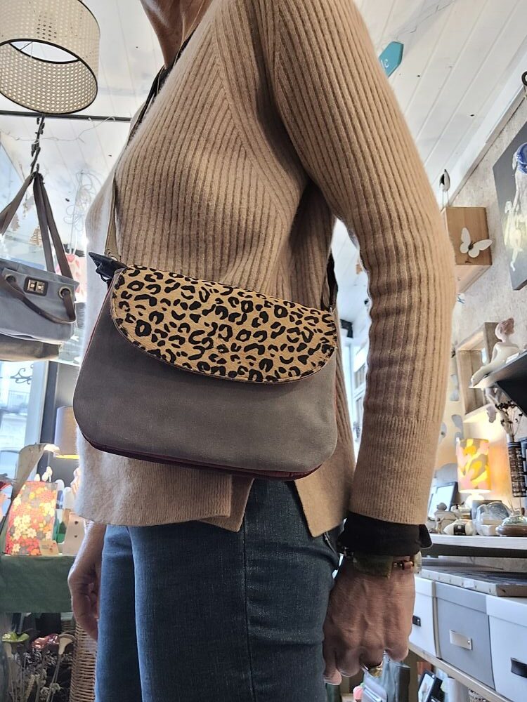 Sac Bandoulière Léo en Croûte de Cuir Réversible : Panthère Sauvage & Couleurs Chatoyantes – Image 6